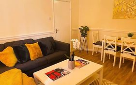 Superb&Comfortable 3BD Home in Dagenham